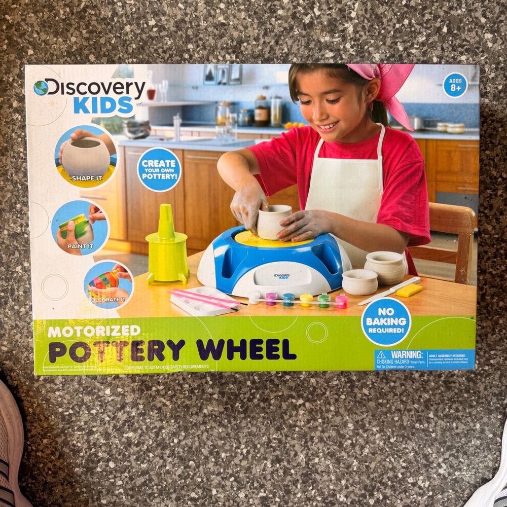 Discovery Kids Motorized Pottery Wheel Kit Air Dry Clay 100+ Pieces Ages 8+
